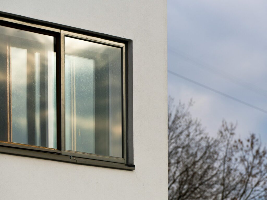 Solution économique et performante. Excellente isolation thermique et acoustique. Disponible en blanc ou dans de nombreuses teintes. Double ou triple vitrage selon vos besoins.